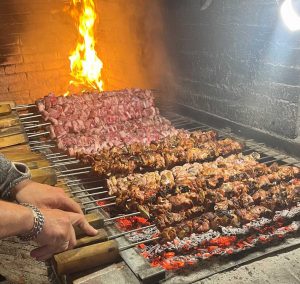Pinchos de lechazo en brasas Traspinedo
