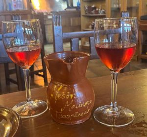 Vino en el mesón Molinero